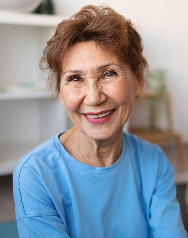 mujer sonriendo con protesis dental