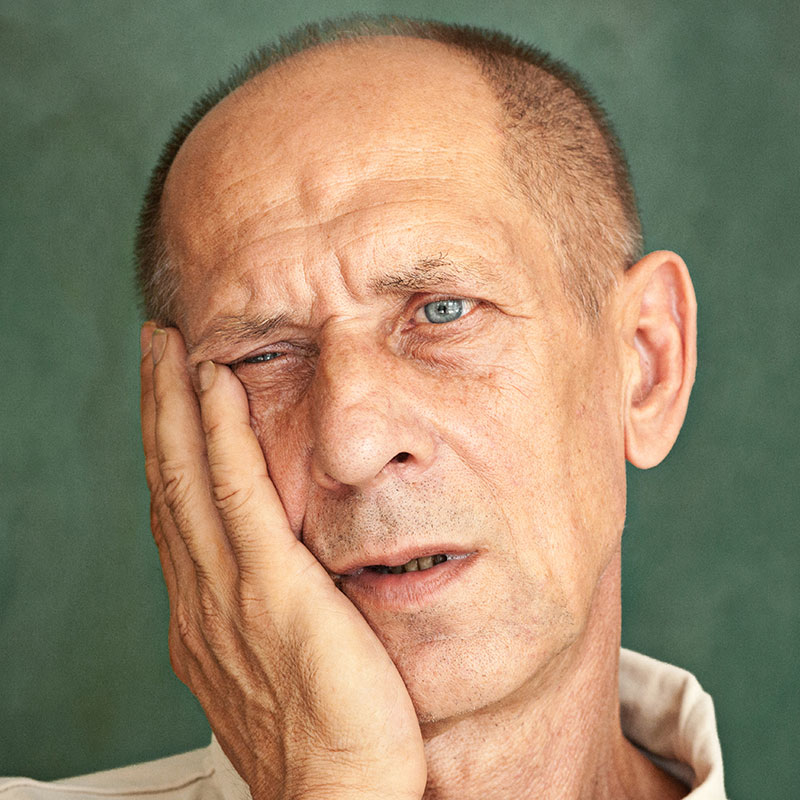 retrato de hombre con ausencia de piezas dentales