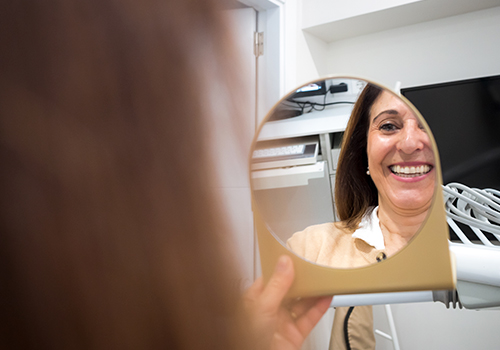 Blanqueamiento-dental-combinado-Una-sonrisa-brillante-está-al-alcance-de-tu-mano