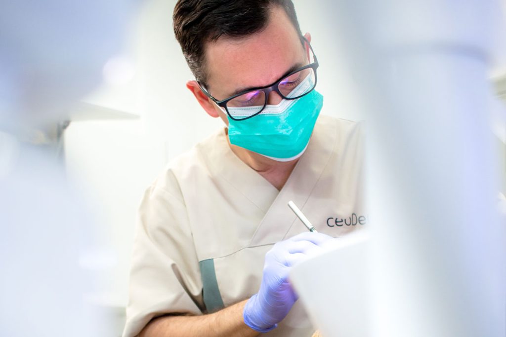 doctor realizando extracción dental con cirugía