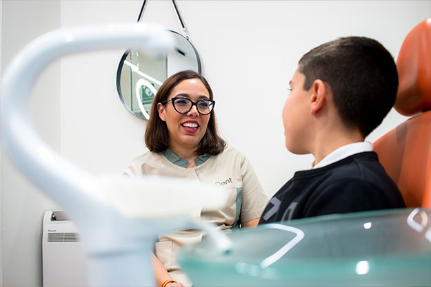 Tallado selectivo: qué es y cómo ayuda a prevenir maloclusiones dentales 4 dentista realizando estudio rno y valorando tallado selectivo