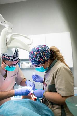 ¿Qué funciones tiene un/una higienista dental? 4 higienista dental realizando tratamiento