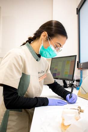 ¿Qué funciones tiene un/una higienista dental? 5 higienista dental realizando funciones de seguimiento de tratamiento