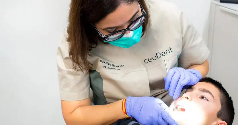 dentista revisando caries dental